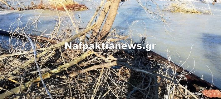 Φούσκωσε ο Εύηνος και έριξε τις κολώνες της ΔΕΗ -Χωρίς ρεύμα τρεις μέρες (εικόνες)